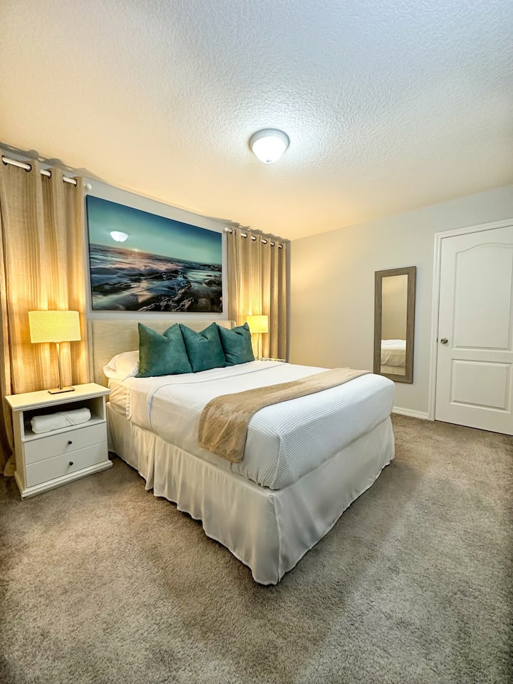 Nesvarbu, ar esate aistringas paplūdimio lankytojas, ar tiesiog vertinate raminančią jūros įtaką, šis miegamasis siūlo ramų poilsį, kad atgautumėte jėgas ir atsipalaiduotumėte. Pasinerkite į ramią miegą ir atsigaivinkite, pasiruošę leistis į naujus nuotykius.