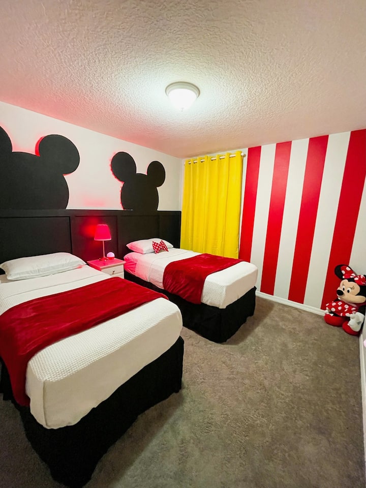 Ženkite į žavesio ir nostalgijos pasaulį mūsų įnoringame Mickey Mouse teminiame miegamajame. Pasinerkite į Disnėjaus magiją pradėdami puikią viešnagę, apsuptą ikoniško Mickey Mouse dekoro!