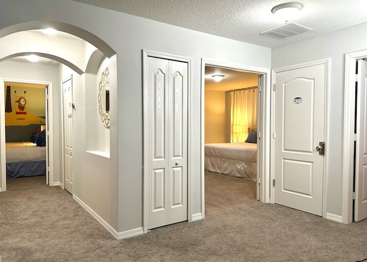 Patirkite tobulą šeimos kelionę šiame gražiame išdėstyme, skirtame patogiai ir stilingai apgyvendinti jūsų artimuosius. Kiekviename kambaryje siūlomas jaukus poilsis, suteikiantis idealią draugiškumo ir privatumo pusiausvyrą jūsų šeimos atostogoms. 