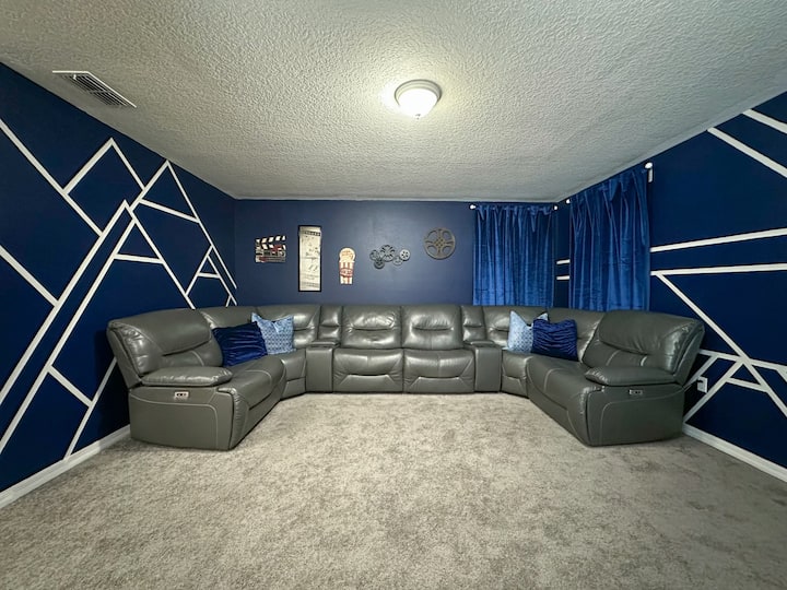 Pasinerkite į kino magijos būgnus mūsų išskirtiniame kino kambaryje. Atsisėskite, atsipalaiduokite ir leiskite sidabriniam ekranui jus sužavėti, kai pasinersite į išskirtinį kino potyrį!