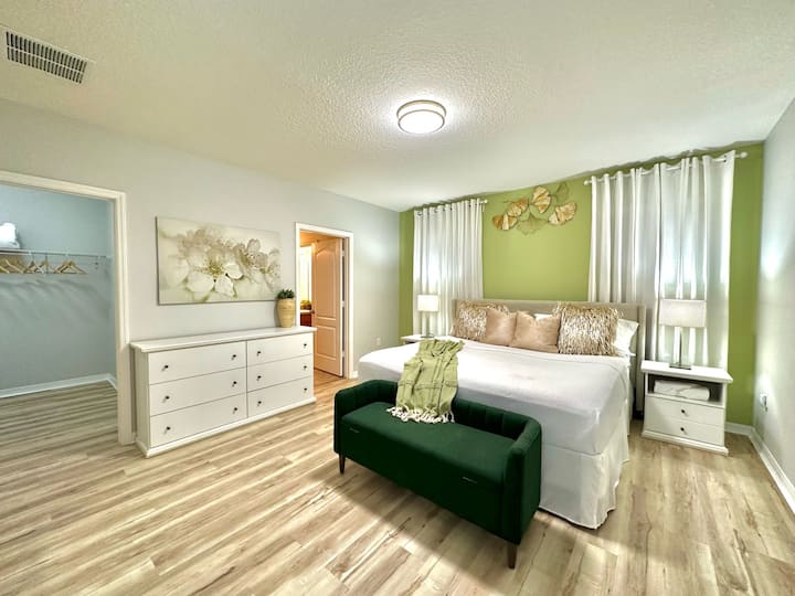 Mėgaukitės prabanga ir atsipalaiduokite mūsų išskirtiniame pagrindiniame miegamajame apačioje. Dėl erdvaus išplanavimo, pliušinių baldų ir skoningo dekoro ši poilsiavietė siūlo poilsio vietą!