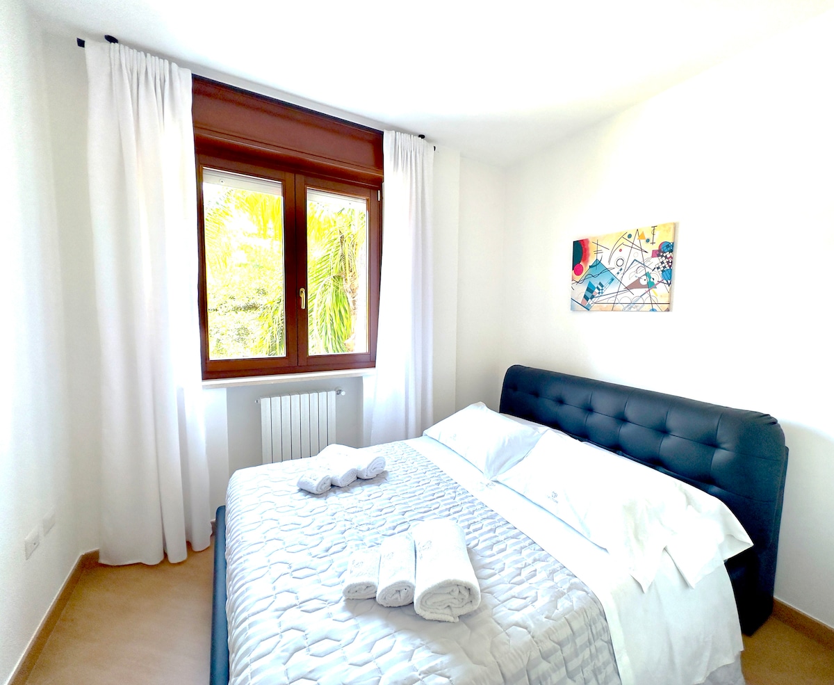 SEGUNDO DORMITORIO DOBLE. EQUIPADO CON UN ARMARIO DE TRES PUERTAS, ESPEJO Y VENTANA CON VISTAS AL PARQUE.