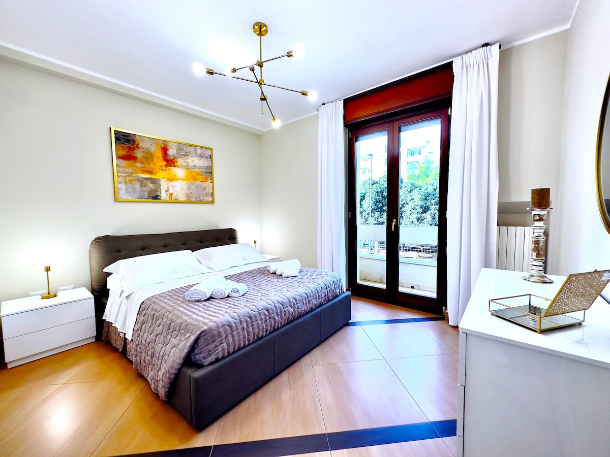 SUITE DOBLE. CÓMODA, ESPACIOSA Y MUY ACOGEDORA QUE CONSTA DE: CAMA TAMAÑO QUEEN, CASSETIERA, ESPEJO, MESITAS DE NOCHE Y DOS LÁMPARAS. EQUIPADO CON BALCÓN CON VISTAS AL PARQUE.