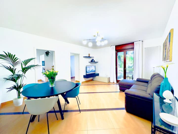 Ფართო მისაღები ოთახი, გემოვნებით მოწყობილი. Მოყვება: გასაშლელი დივანი, სასადილო მაგიდა და კედელი, რომელიც აღჭურვილია 4K 50"-იანი სმარტ-ტელევიზორით