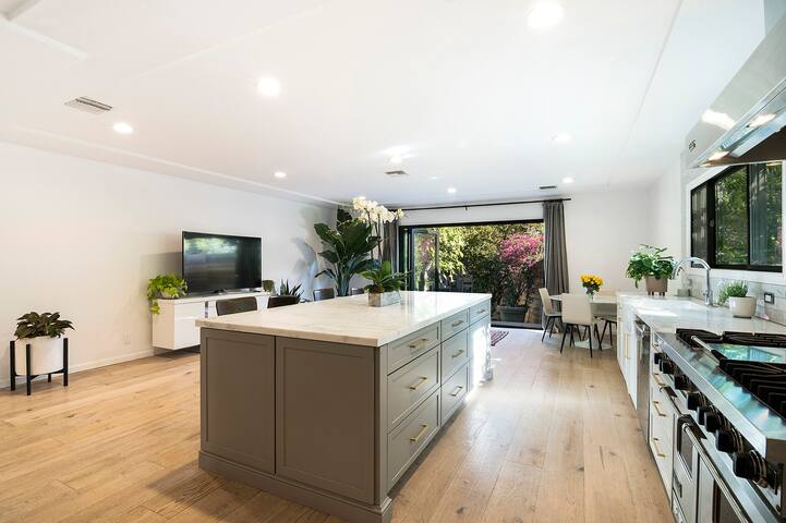 Gorgeous home in Hollywood! gallery image 2