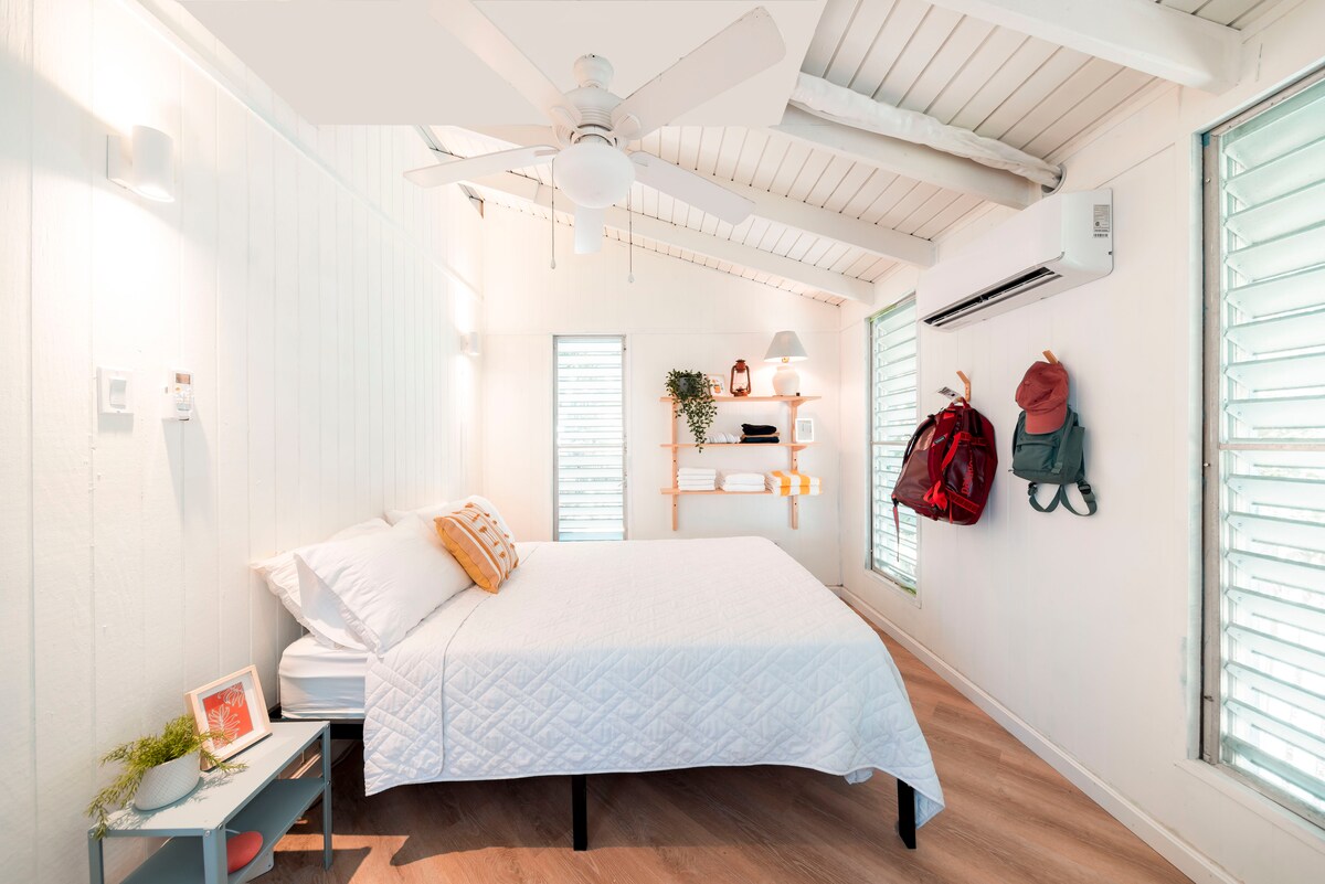 ห้องนอน 1 - เตียงควีนไซส์พร้อมเครื่องปรับอากาศและพัดลม