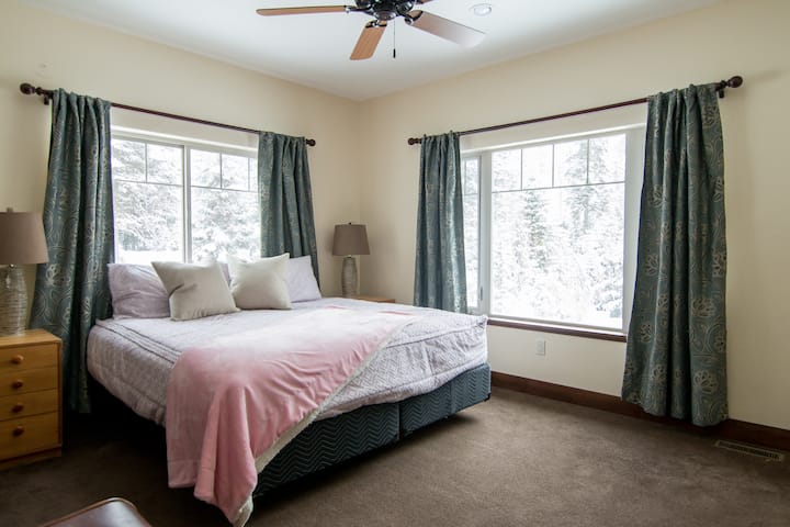 Спалня 2, гледка към езерото с суперголямо двойно легло