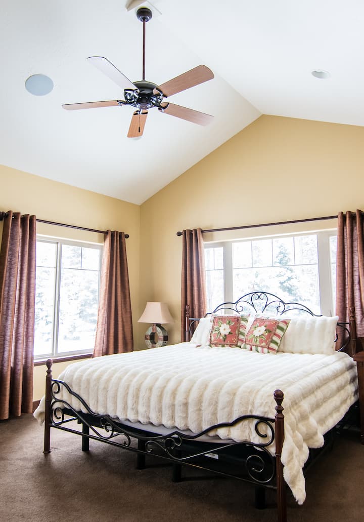 Главна спалня, всички стаи на горния етаж имат вентилатори на тавана, както и климатик навсякъде.