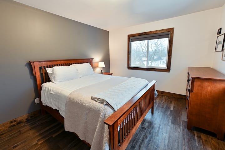 El dormitorio cuenta con una cama matrimonial con sábanas incluidas. También ofrecemos armario, cómoda y mesita de noche para ayudarte a sentirte como en casa. 

Crédito de la foto: Kevin Cascagnette Photography