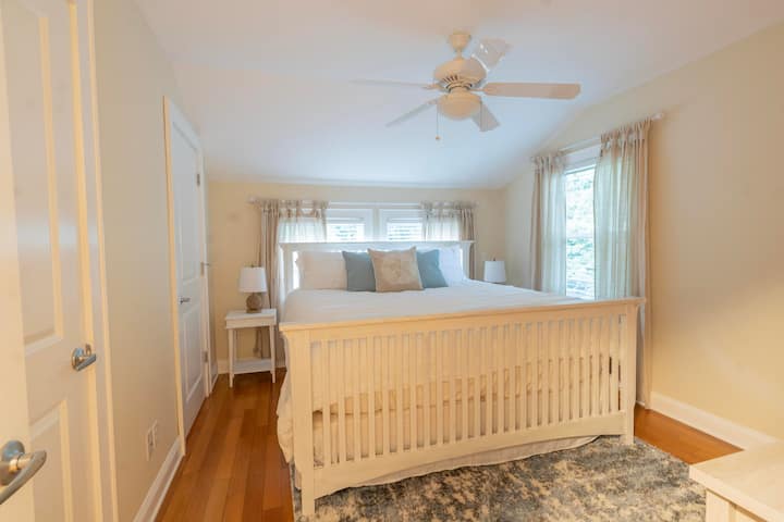Una cama tamaño king es el foco de este romántico dormitorio.  Las ventanas dan a la entrada y no hay otras casas a la vista.  La habitación incluye sus armarios con un montón de mantas, almohadas, sábanas y perchas.