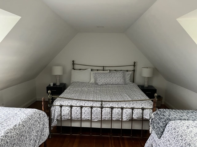 El dormitorio de la casa de huéspedes del segundo piso tiene una cama tamaño king y dos camas individuales.