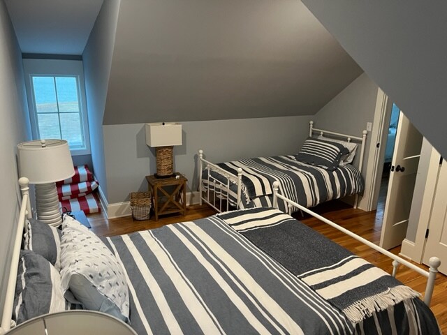 Habitación 1 con 1 cama tamaño queen, 1 individual