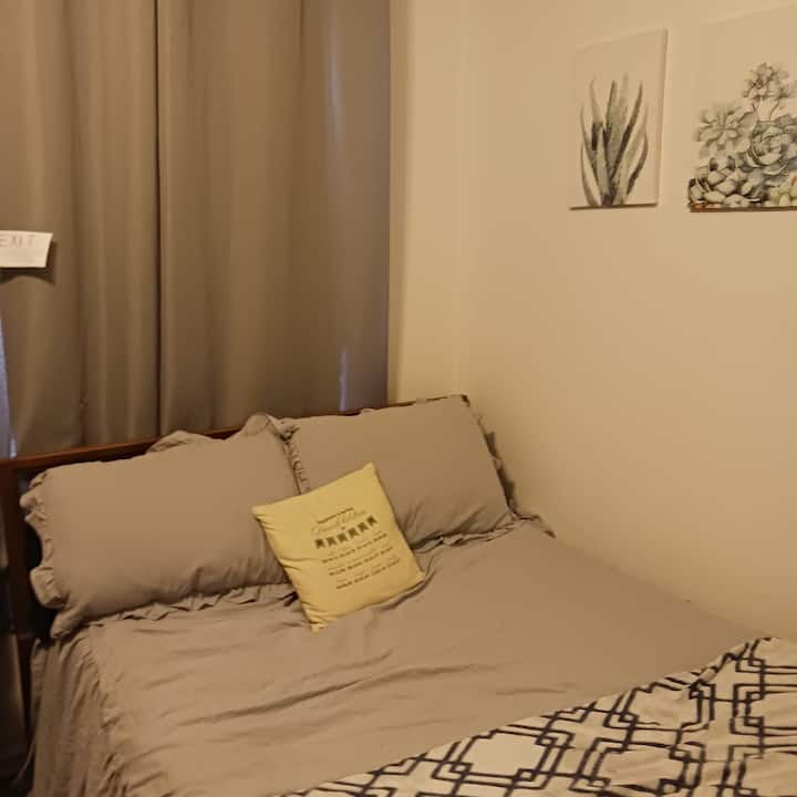 kitanda cha ukubwa kamili kilicho na godoro la Posturepedic