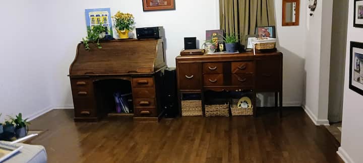 den/sebule iliyo na dawati zuri la kale la rolltop na ubao wa pembeni