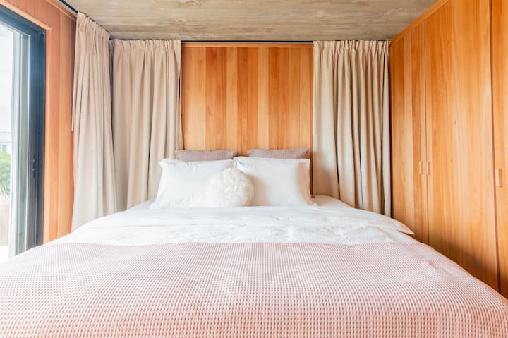 Huésped en suite 2 en el nivel inferior con 2 camas individuales que pueden funcionar como una cama tamaño king (como se muestra en la imagen)