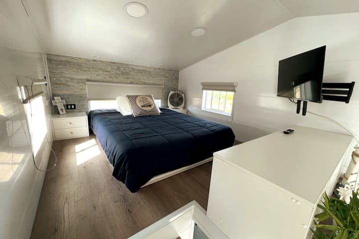 Мецанин, родителска спалня, легло за 2 - ма души. Резервацията включва чаршафи. Няма олекотена завивка или калъфка за легло. По - ниска височина 1,6 mt