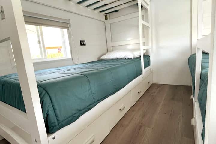 Втори квартал, 4 1 - местни легла. Резервацията включва чаршафи. Не включва олекотена завивка или калъфка за легло.