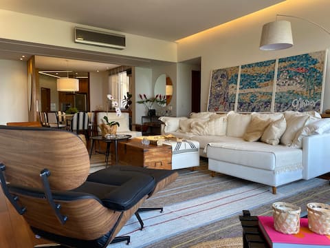 Top performing Airbnb: Super Luxury Block from the Beach in Leblon