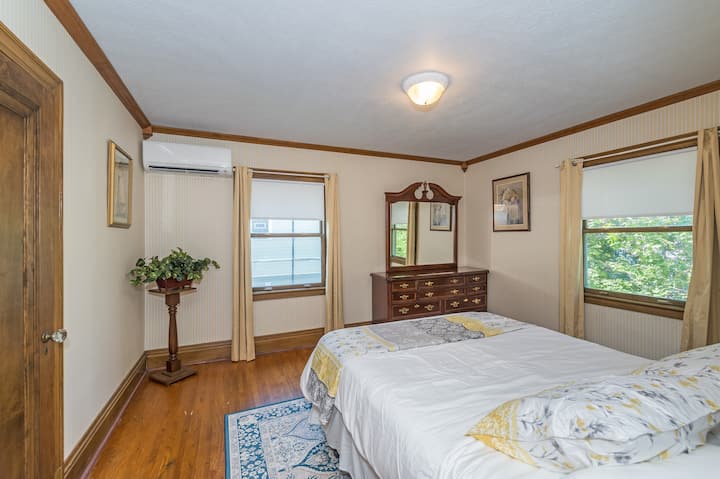 Cama tamaño queen. Suelos de madera dura originales y carpintería.