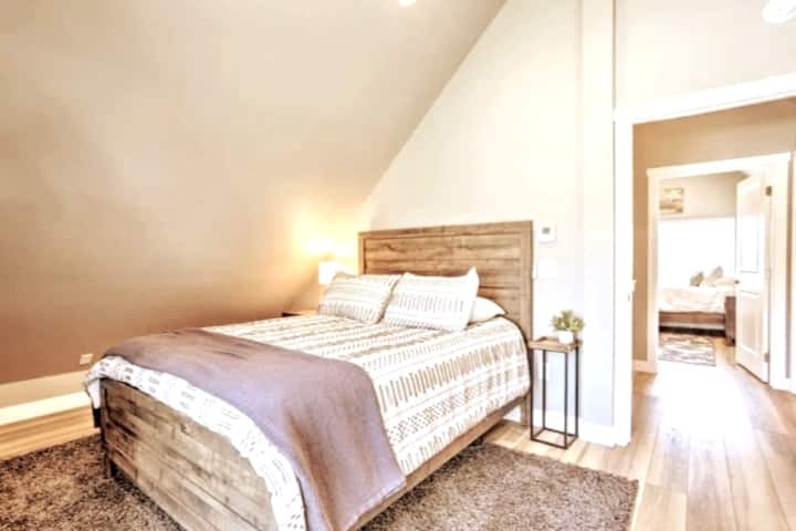 Dormitorio 2 | Cama tamaño queen | Nivel superior | Televisión inteligente | Acceso al balcón