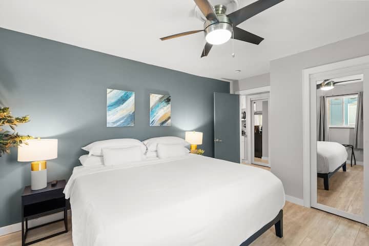 Ამ საძინებელში დაძინება იგრძნობთ, რომ ხუთვარსკვლავიან სასტუმროში შეხვედით - დიდი საწოლი გამოირჩევა მეხსიერების ქაფის მატრასით მაღალი ბოლოთი, ყველა თეთრი ზეწრით, რომელიც სუფთა და სუფთა შეგრძნებას იძლევა! Დატკბით ხელით მოხატული ხელოვნების ნიმუშებით ლუქს-კლასის საწოლის თავზე.