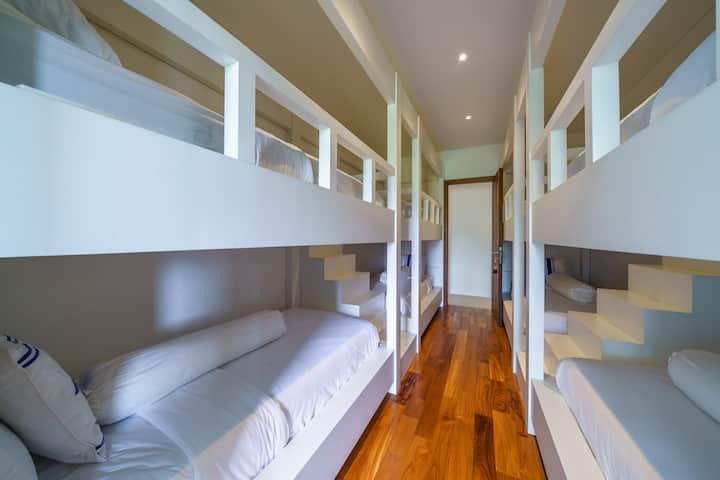 Vyumba vya kulala vya ghorofa ikiwa ni pamoja na vitanda 4 kwa ajili ya watoto