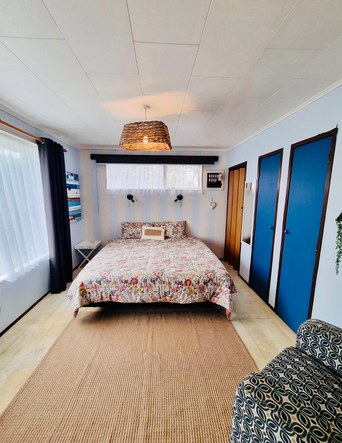 Habitación con cama en la planta superior