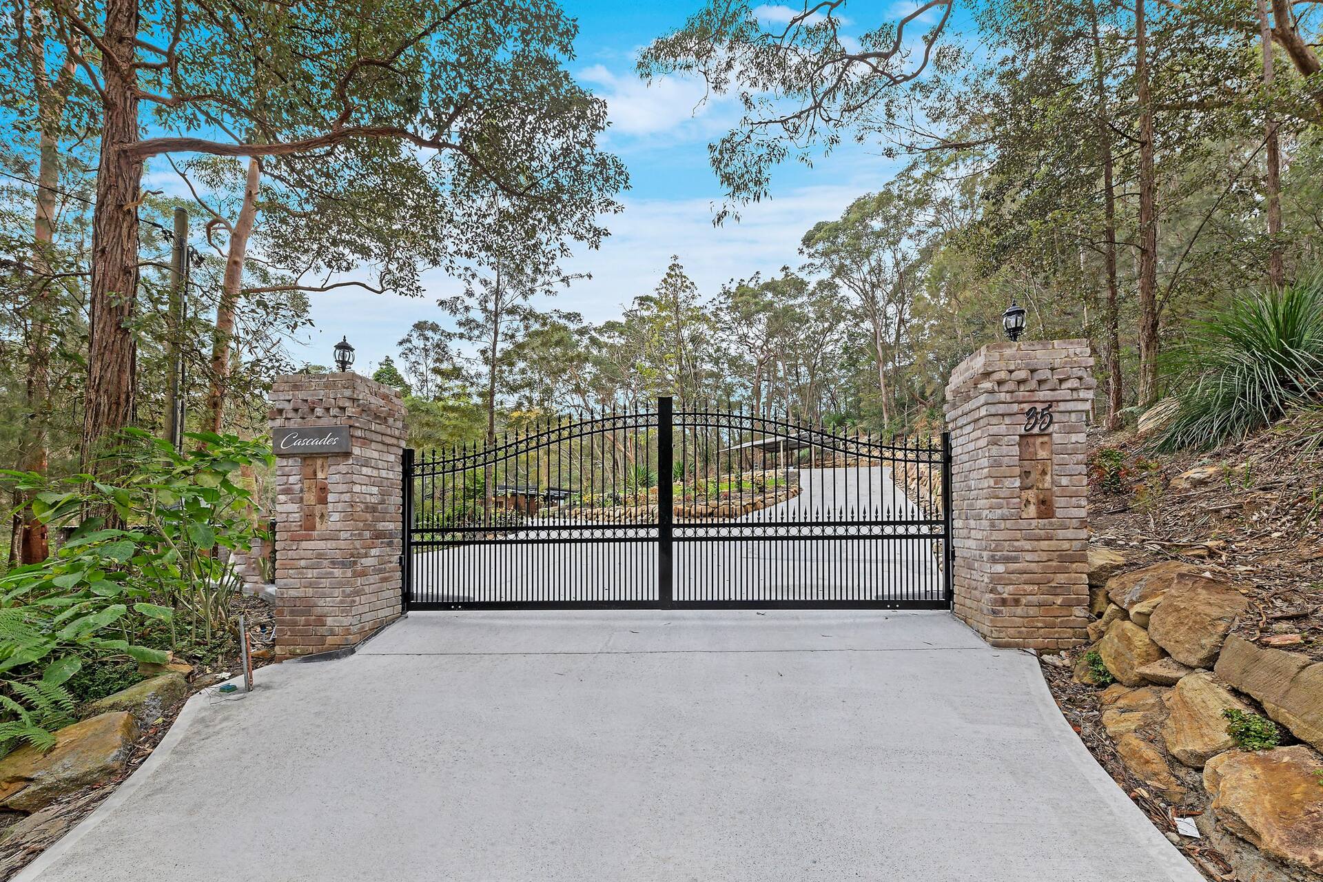 Stunning Peaceful Holiday Haven set on acreage with nearby Waterfall and Jacuzzi — photo 4