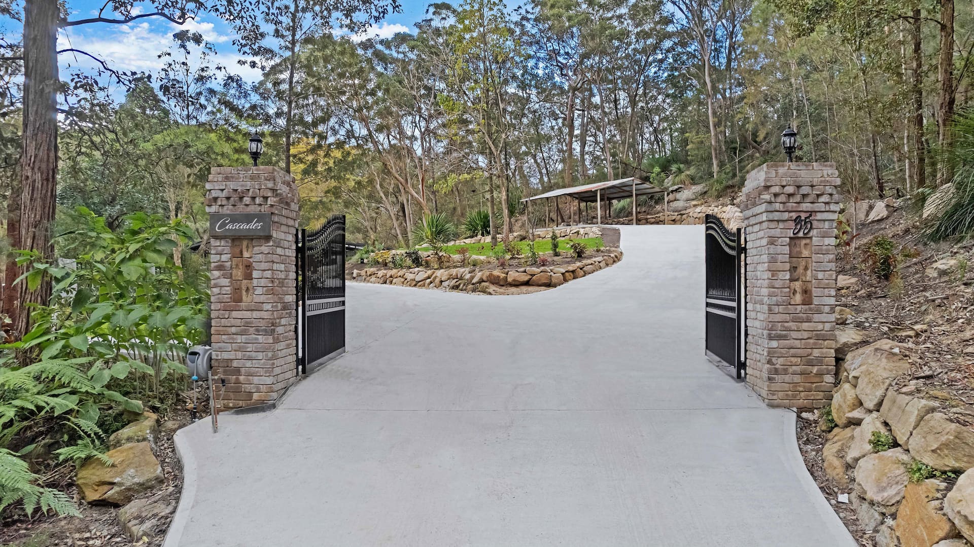 Stunning Peaceful Holiday Haven set on acreage with nearby Waterfall and Jacuzzi — photo 5