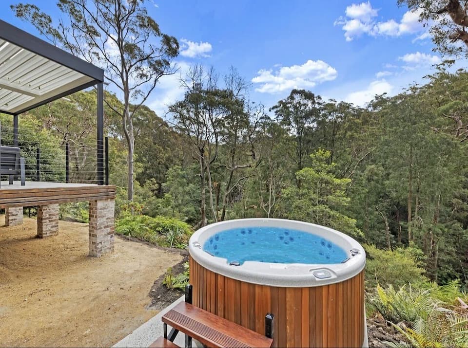 Stunning Peaceful Holiday Haven set on acreage with nearby Waterfall and Jacuzzi — photo 1