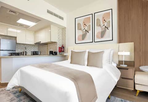 Popular Airbnb listing: Cozy Studio Holiday Home in Dubai 9.3 in Al Satwa