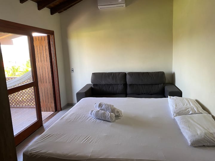 החדר הזה משקיף על לגונת איבירה ושקיעה יפה, יש מיטה זוגית וספה נפתחת, זו הסוויטה הראשית.