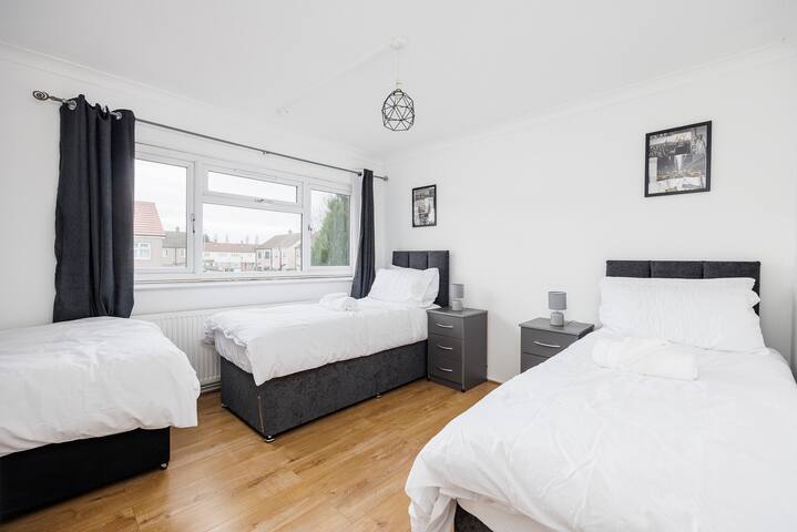 Barking Riverside Accommodation sleeps up to 8 gallery image 3