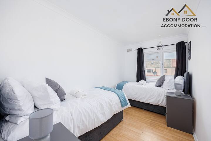 Barking Riverside Accommodation sleeps up to 8 gallery image 5