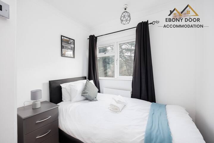 Barking Riverside Accommodation sleeps up to 8 gallery image 4