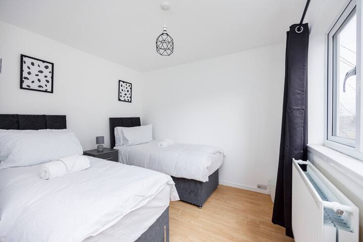 Barking Riverside Accommodation sleeps up to 8 gallery image 2