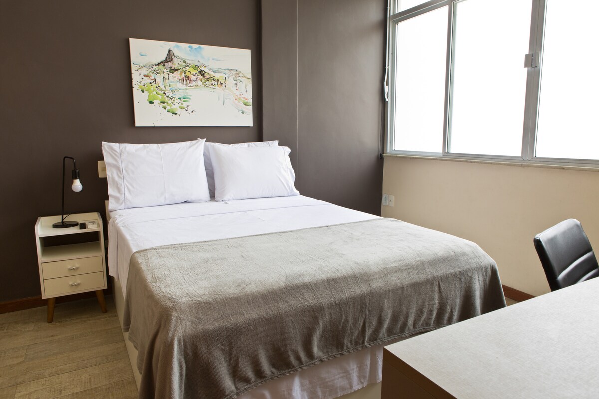 Dormitorio con cama doble y TV.