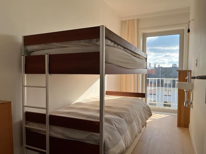 غرفة بسرير بطابقين مع شرفة في موقع هادئ