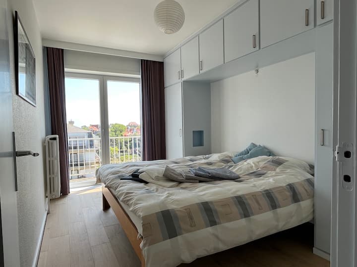 غرفة نوم رئيسية مع شرفة في موقع هادئ