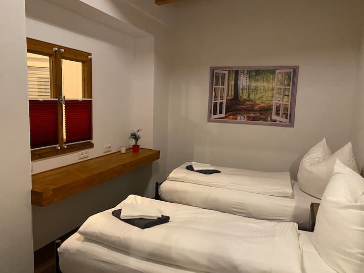 ベッド0.90 x 2.00 mのベッド2台を備えたベッドルーム/子供部屋で、分離して組み合わせることができます。 衣類用ラックがあります。 