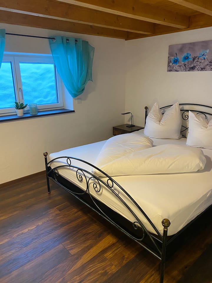 ベッド1.80 m x 2.00 mの寝室、衣類レールも完備しています。