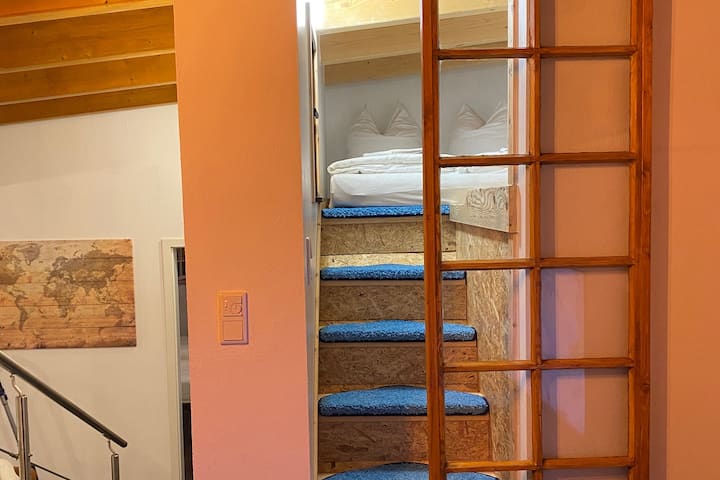 リビングから寝室ロフトへのアクセス