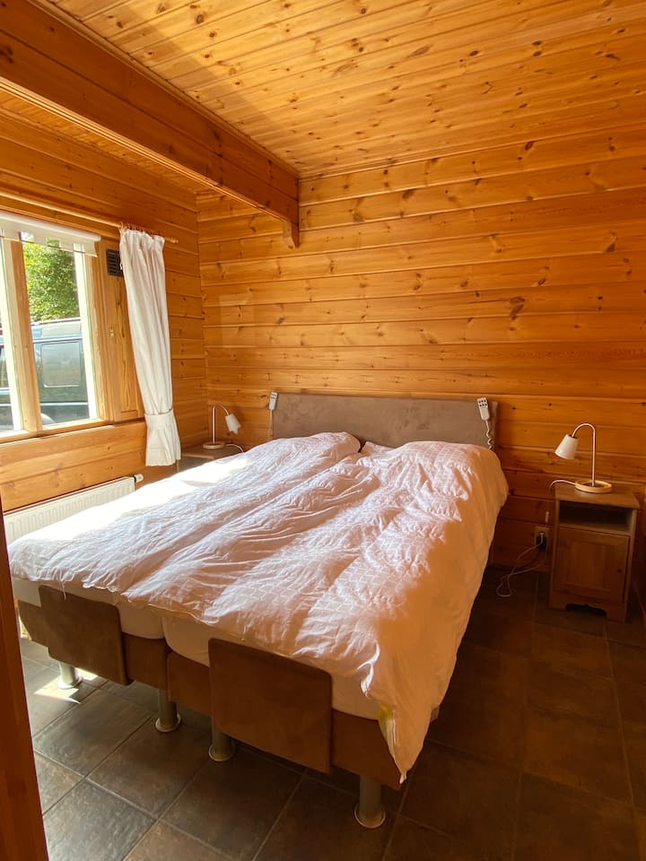 Спалня на приземния етаж с 2 единични електрически регулируеми легла