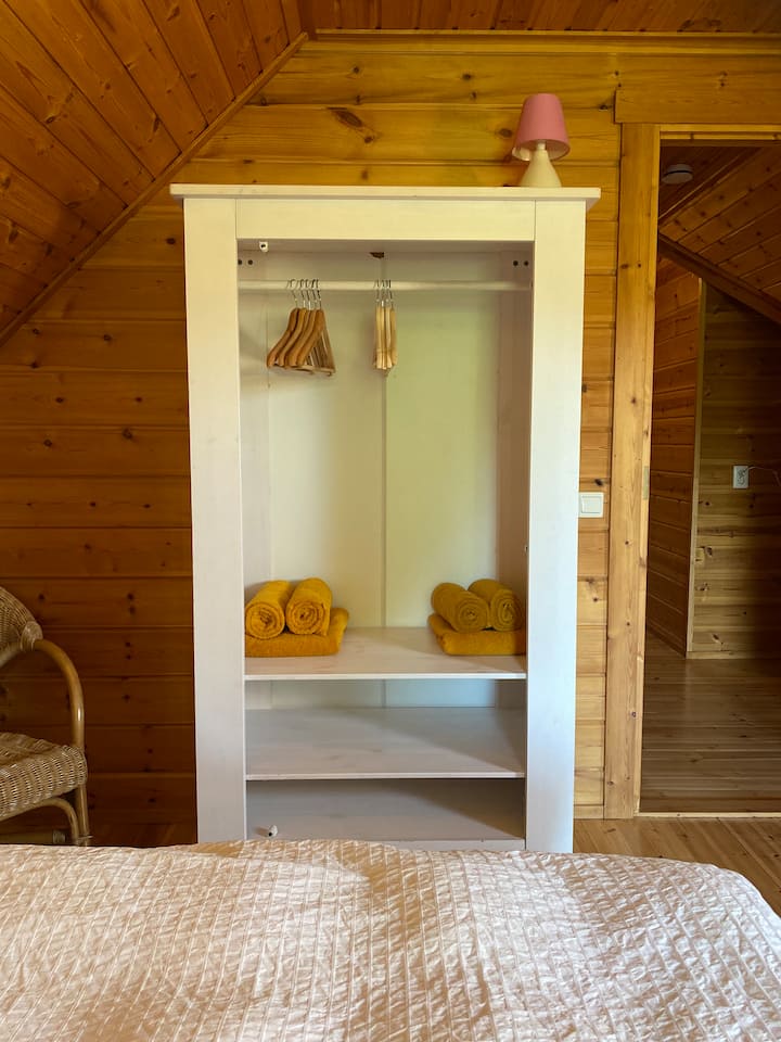 Спалня на пода с двойни единични легла и места за сядане.