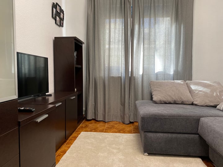 Dhomë ndenjjeje me divan 2.80m chaiselongue me ndenjëse të lëvizshme që e bëjnë atë një krevat 90*2.80m.
Mobilie me Smart TV dhe qasje në platformat e pagesave, Netflix, Prime Video etj.