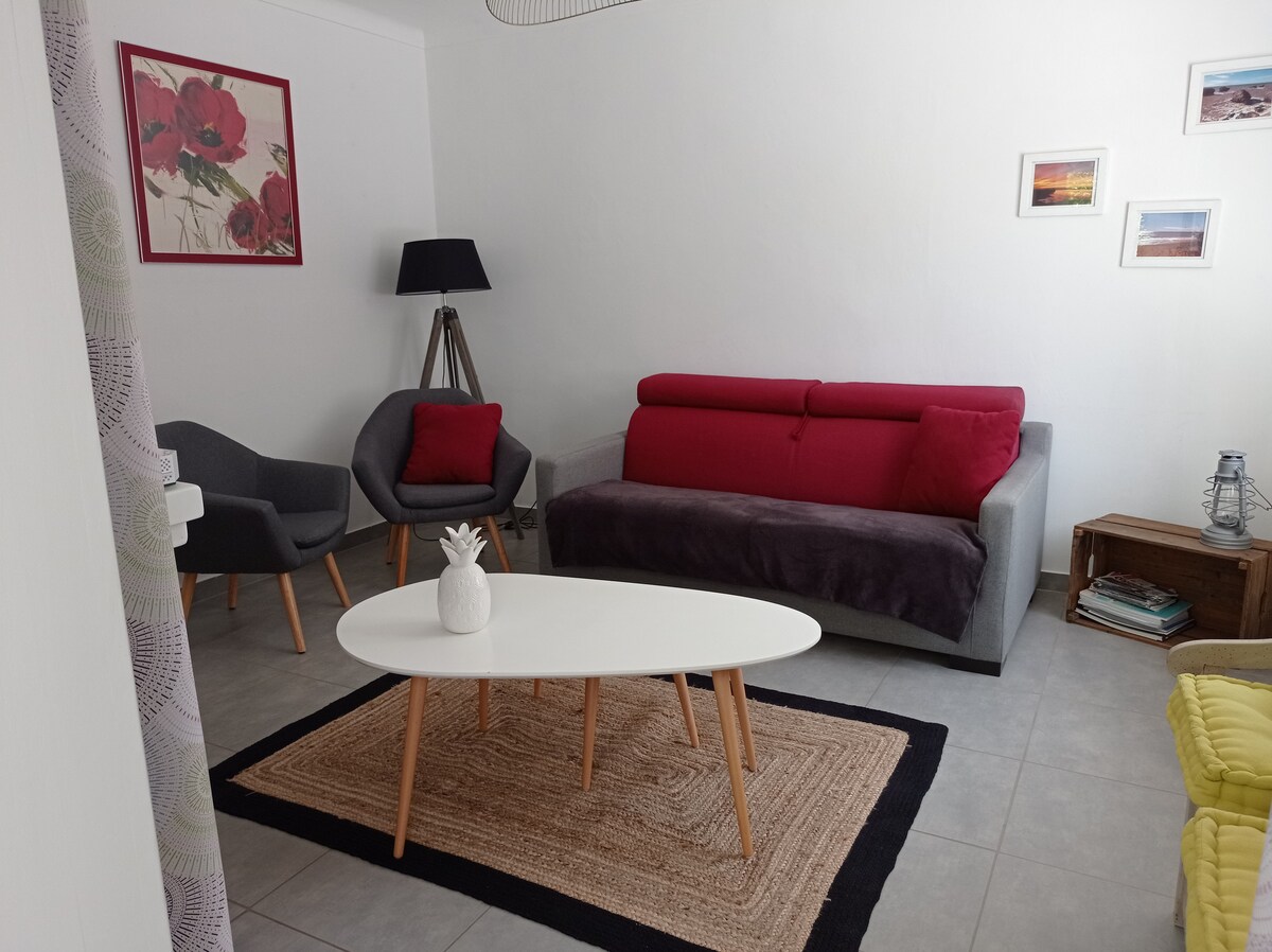 Popular Airbnb listing: Longère gîte 3*, 8/10 pers, 4ch. 2sb. 2 vélos in Saint Hilaire De Riez
