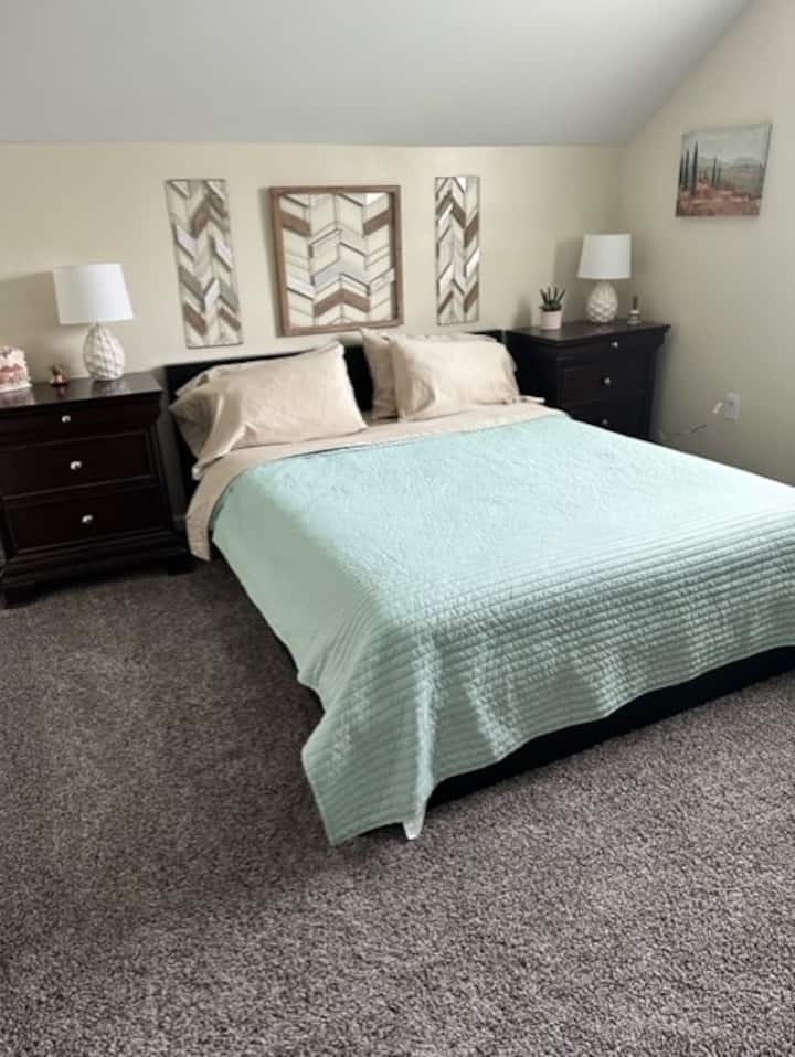 Ზედა საძინებელი -"სამხრეთ-დასავლეთი" საწოლი 152 × 203 სმ 152 × 203 სმ