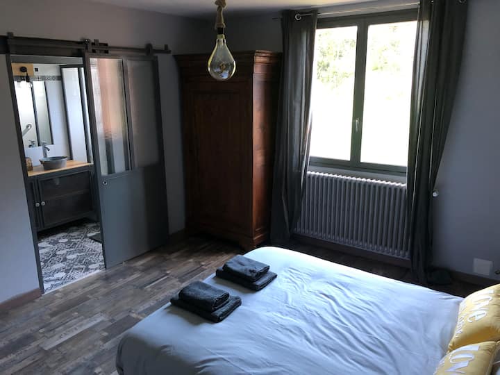 Chambre Atelier се наоѓа на приземје 
1 кревет од 140
Нова пружина и душек во кутија - француска изработка