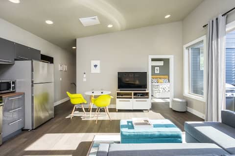 ★Modern Private 1BR★ Wi-Fi, W/D, AC, Kitchen, 2TVs