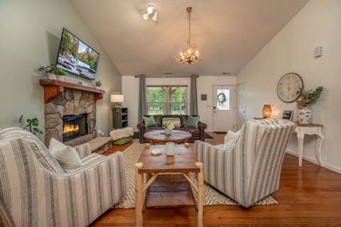 Popular Airbnb listing: Mountain Lux Home - Centrally Located in Brevard! in Brevard